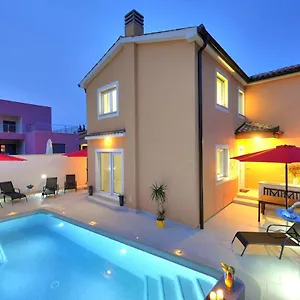 villa-with-private-pool-in-village-jadreski.in-istria.net/
